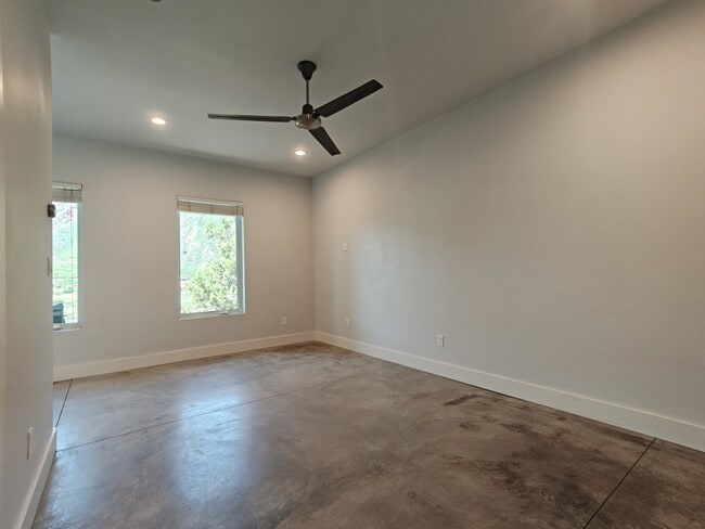 Building Photo - 600 Greenway Dr