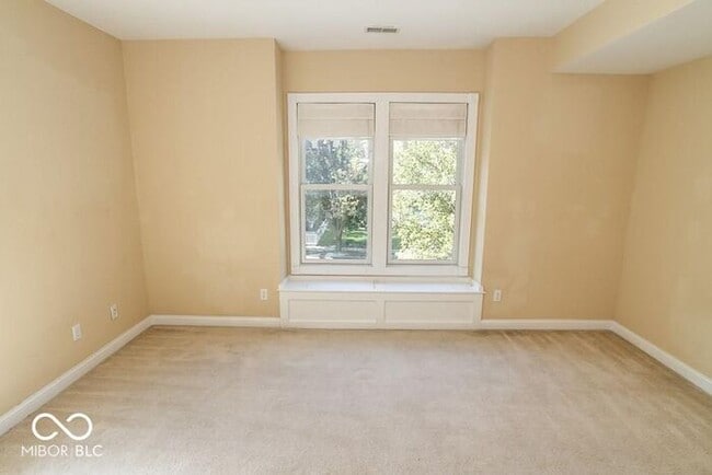 Building Photo - Sweet Spacious Townhome With Finished Base...