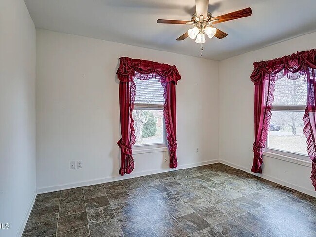 Building Photo - 2 Bed, 1 Bath, .77 Acres - House