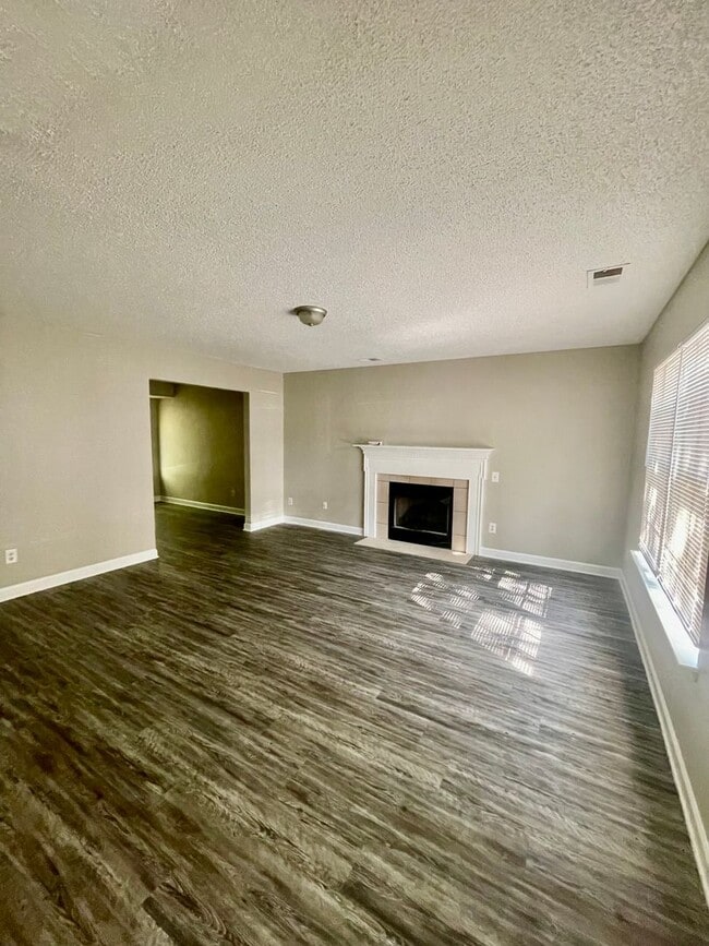 Building Photo - Must see this beautiful 3 bedroom 2.5 bath...
