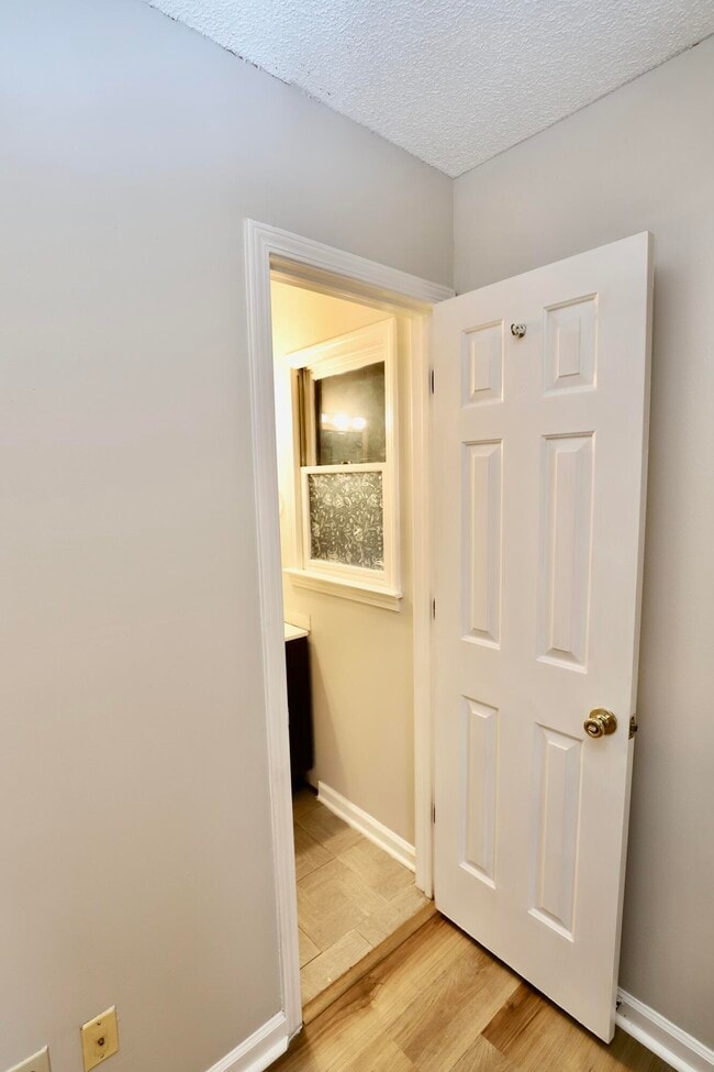 Building Photo - 806 Club Ln