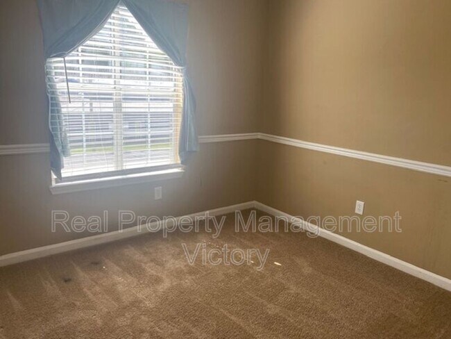 Building Photo - 1336 Royalty Dr