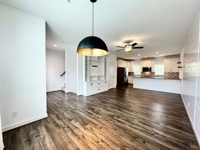 Building Photo - Practically New & Available May 1st! Luxur...