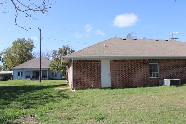 Building Photo - 701 SW 1st St Cooper, TX