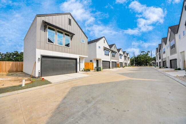 Building Photo - 6523 Tree Branch Dr