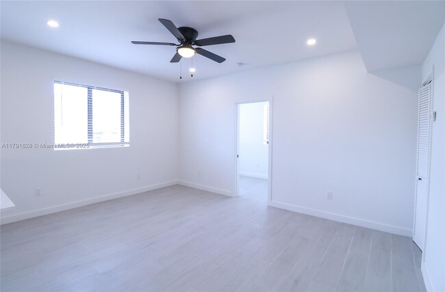 Building Photo - 221 SW 11th Ave