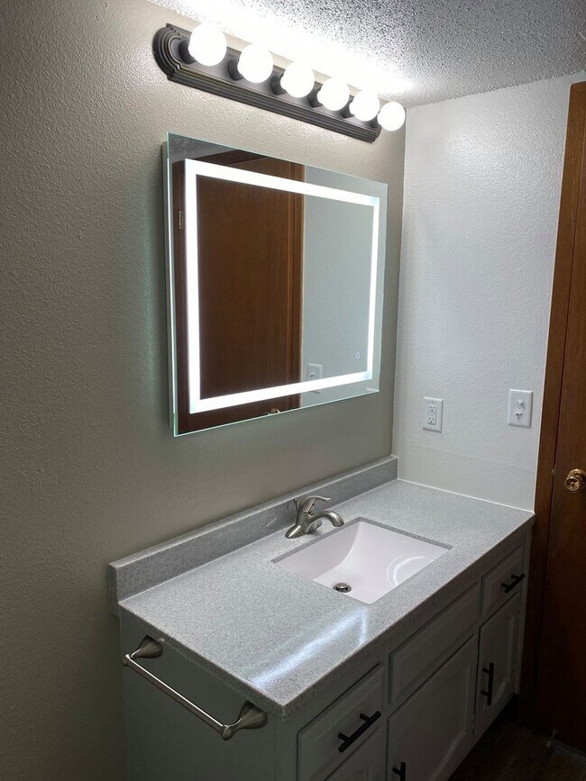 Building Photo - Beautifully Remodeled 2-Bedroom Apartment on Colby Rd in prime location!