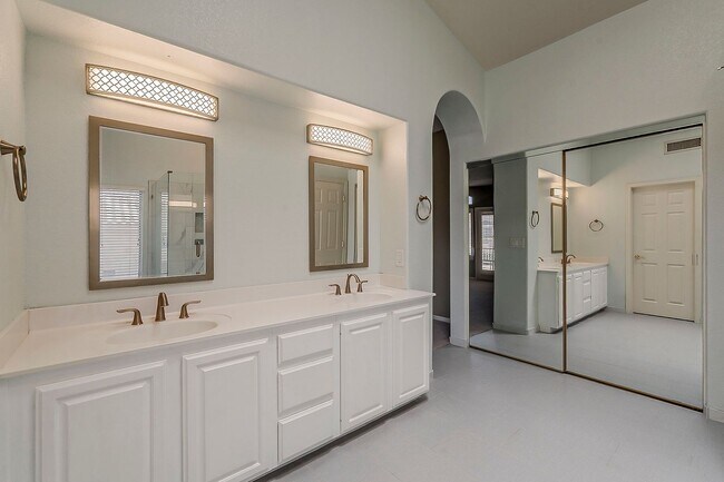 Building Photo - Welcome to your private Oasis!!