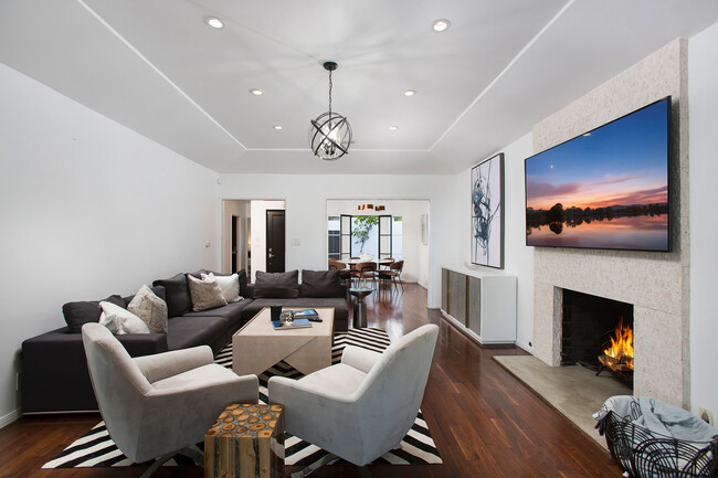 Building Photo - 1733 Sunset Plaza Dr