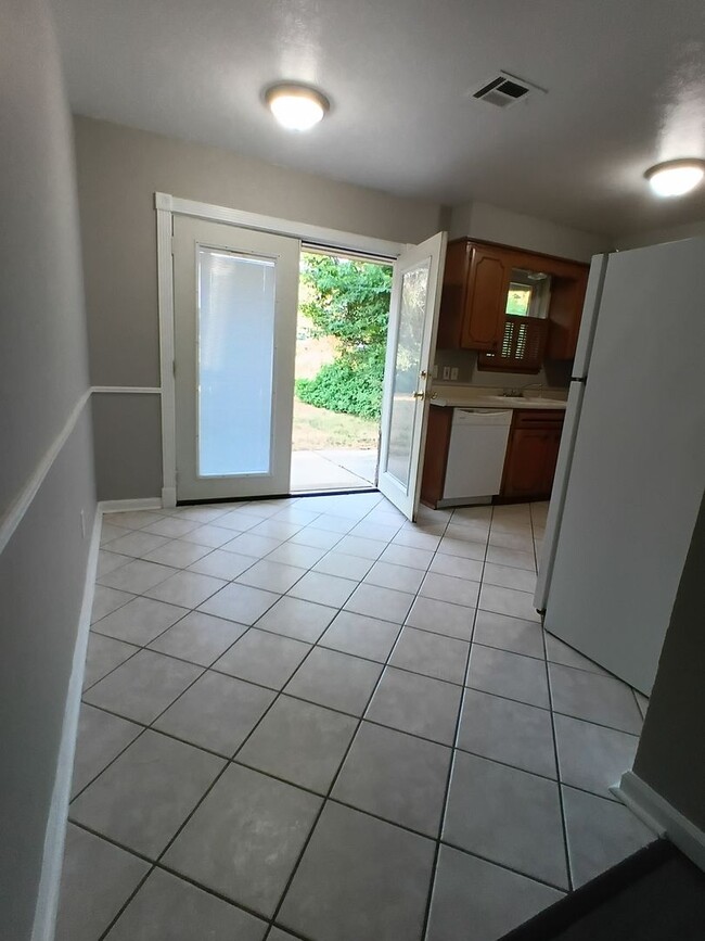 Building Photo - Wonderful Kitchen! New flooring!