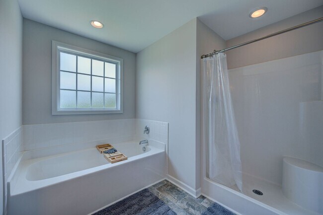 Building Photo - Luxurious 3 bedrooms 2.5 bath home in Nort...
