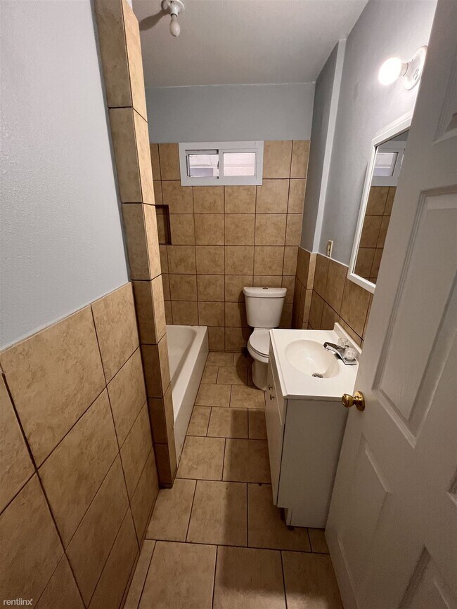 Building Photo - 2 br, 1 bath Duplex - 917 Gladstone St 917...