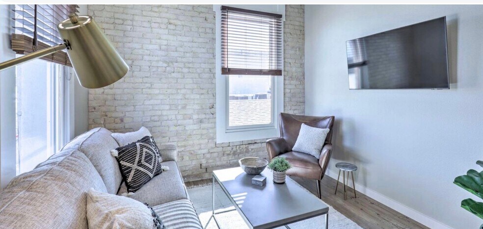 Building Photo - 118-120-120 N LBJ Dr