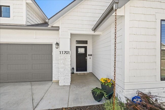 Building Photo - Bright and Modern Home with Covered Patio ...