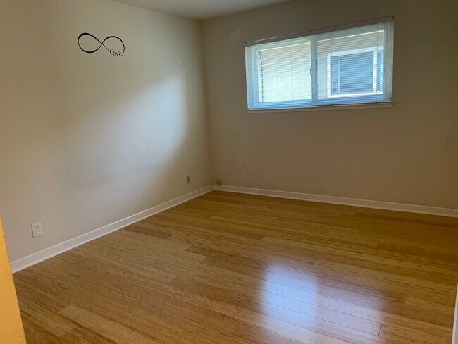 Building Photo - 1584 Mendenhall Dr