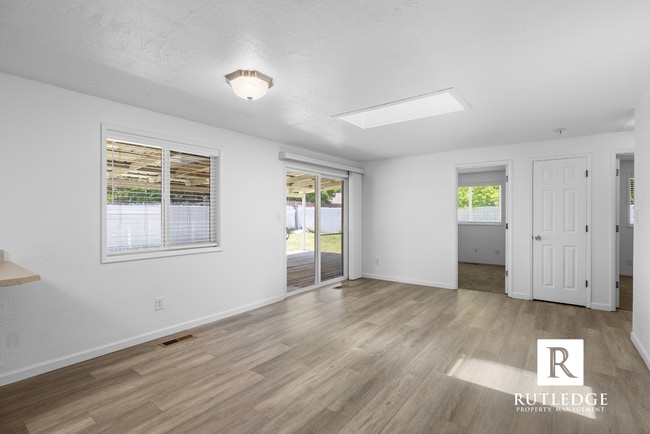 Building Photo - 4 Bedrooms - 2 1/2 Baths - South Medford Living