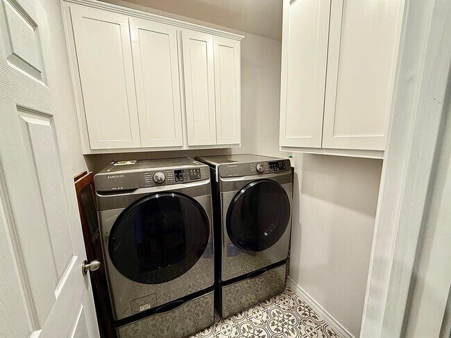 Building Photo - 6601 Folsom Ave