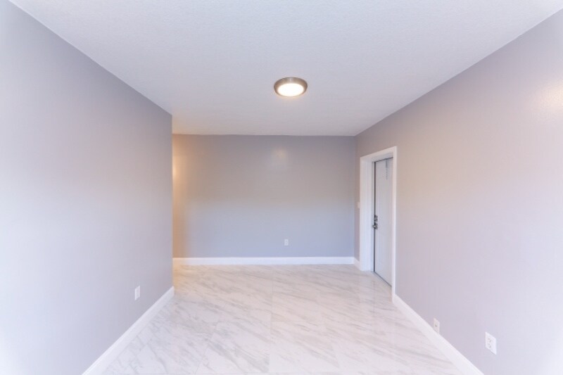 Building Photo - 921 N 19th Ave