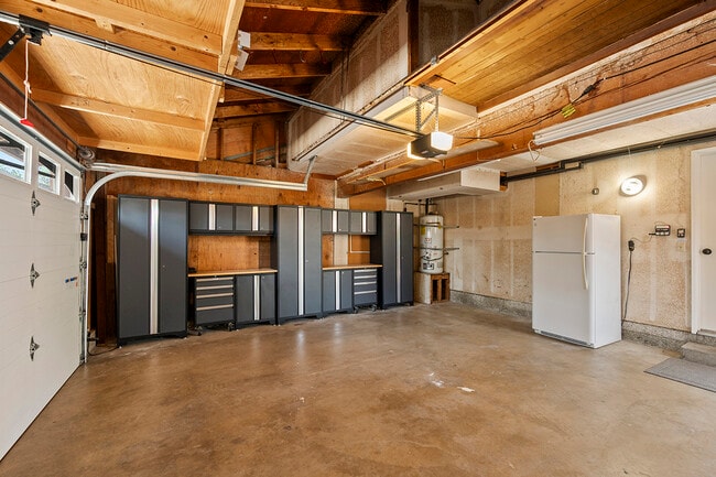 Building Photo - 10518 Pine Grove St