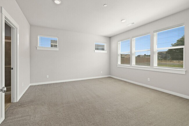 Building Photo - 4 Bedroom Home with Spacious Fully Fenced ...