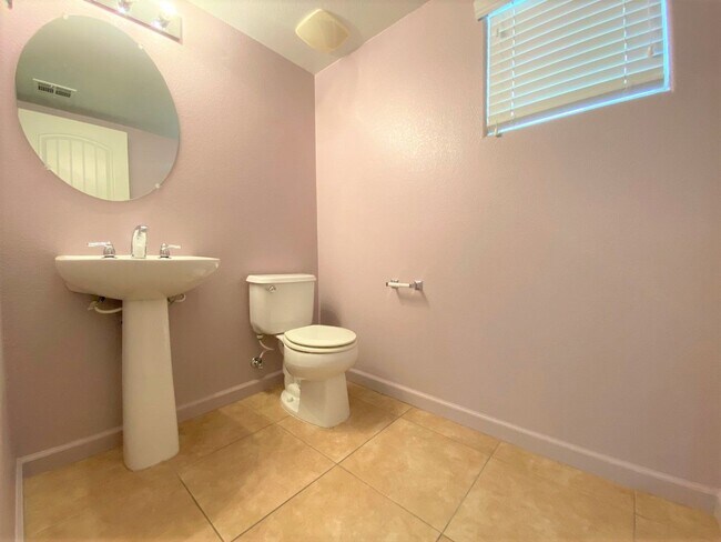 Building Photo - 3 Bed 2.5 Bath Pecos and Washburn
