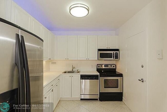 Building Photo - 1455 N Treasure Dr