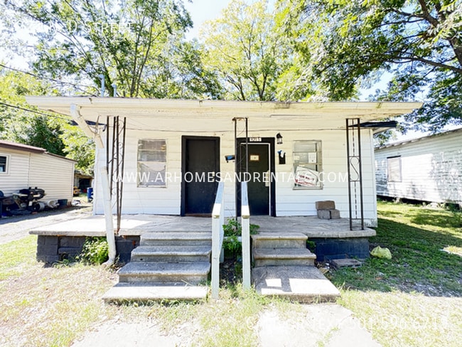 Primary Photo - 921 N Dakota Ave