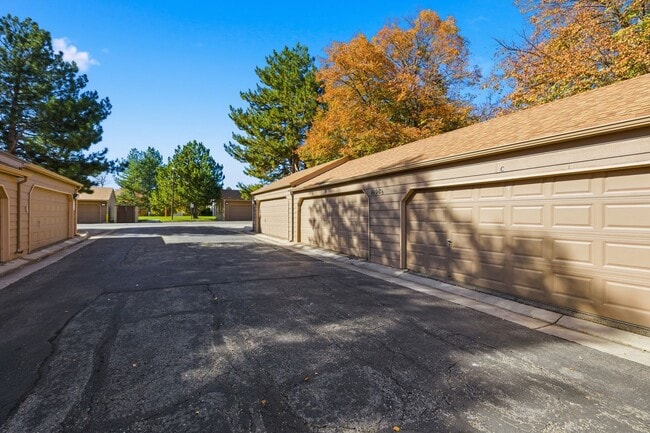 Building Photo - Deer Pointe Village Townhome Feautures 2 P...