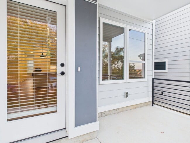 Building Photo - 913 Bainbridge St