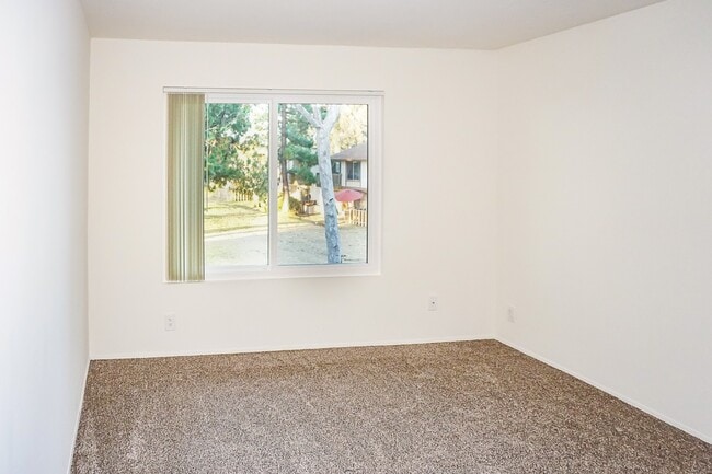 Building Photo - STUNNING 3BD/2.5BA TOWNHOUSE - BONITA VIEW...