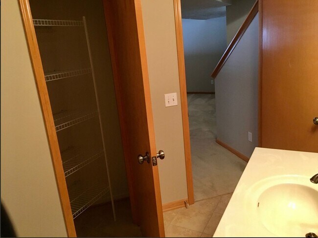 Building Photo - Adorable 2 bed 2 bath in Forest Hills Dist...