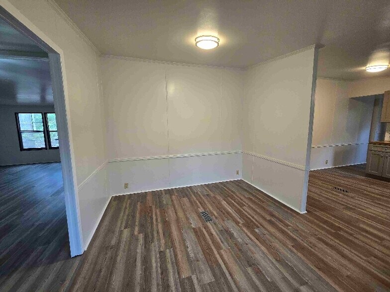 Building Photo - 415 Walker Dr