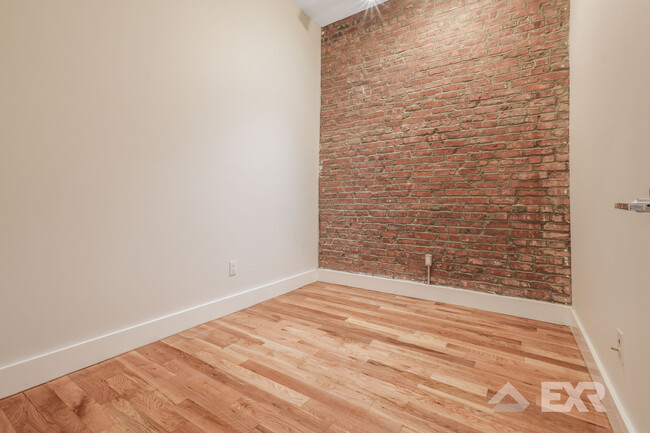 Building Photo - 862 Knickerbocker Ave