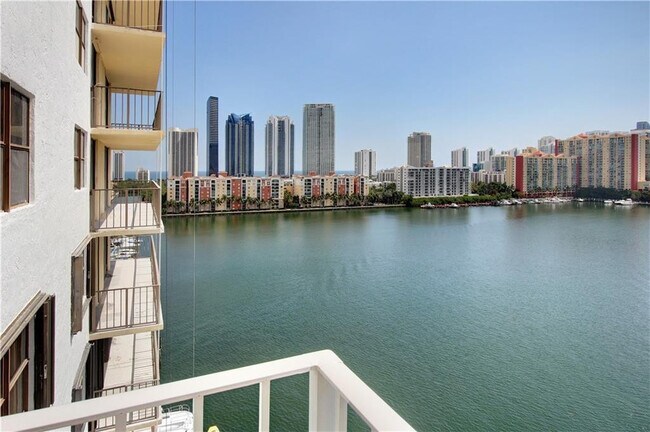 Building Photo - 290 174th St St