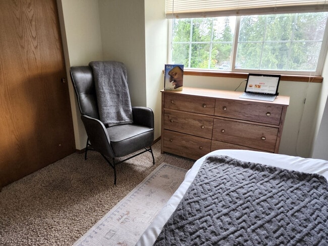 Building Photo - 15904 Admiralty Way