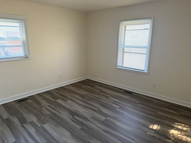 Building Photo - Adorable 2 Bedroom Home with Bonus Room!