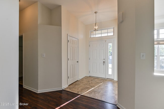 Building Photo - 220 Rockcrest Way