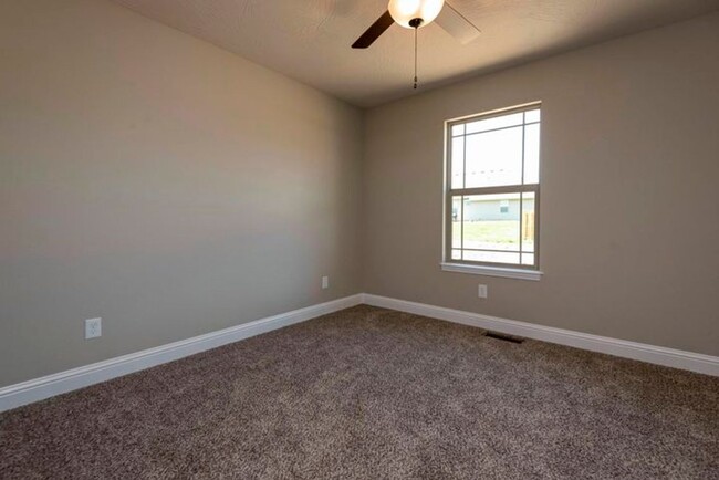 Building Photo - 4 Bed | 2 Bath | 3 Car Garage | Nixa High ...