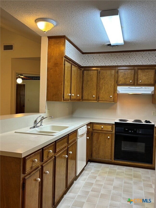 Building Photo - 417 Ivanhoe Dr