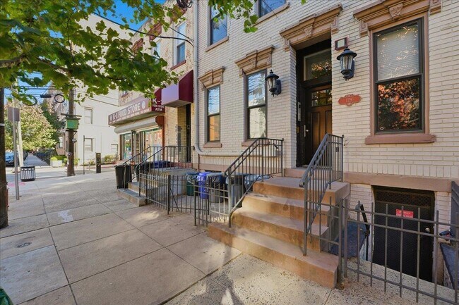 Building Photo - 129 Willow Ave
