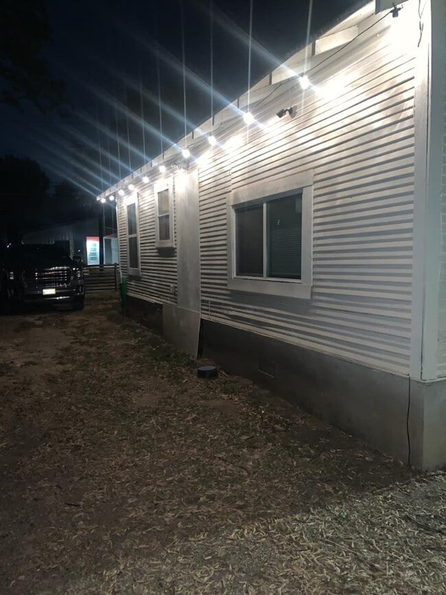 Building Photo - 1303 E 3rd St