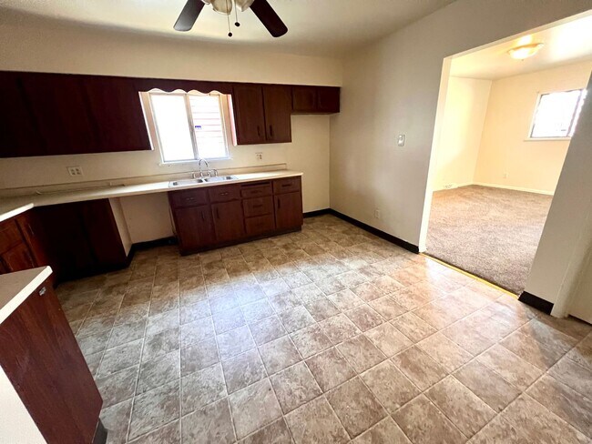 Building Photo - Recently Renovated - 3 bedroom 2 bathroom ...