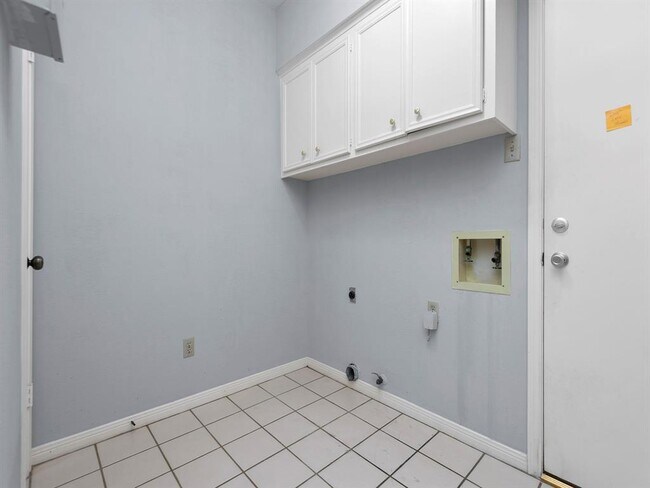 Building Photo - 3323 Village Falls Ct