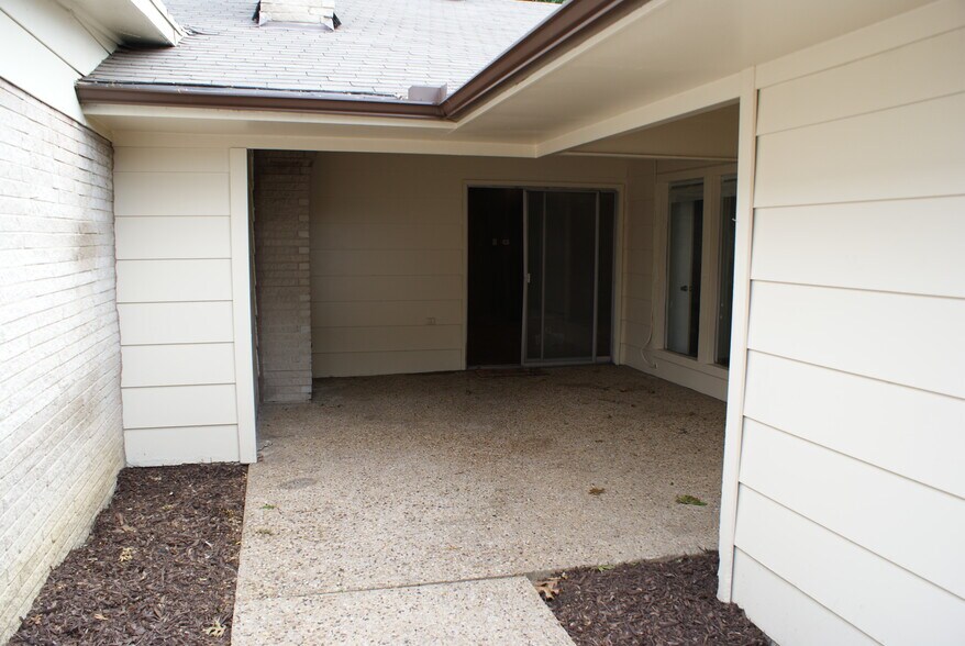 Building Photo - 7737 Village Trail Dr