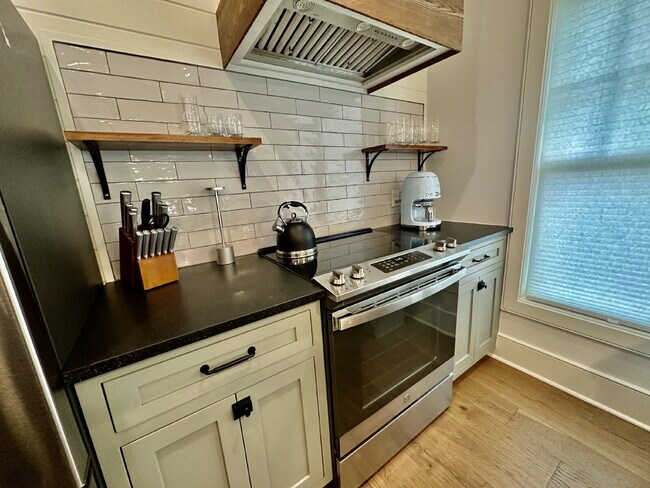 Building Photo - Low Country Cottage located in the Heart of Bluffton!