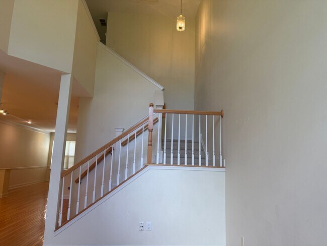 Building Photo - 179 Mountain View Dr