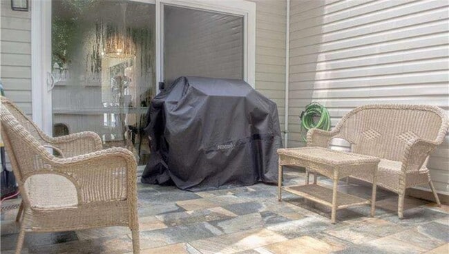 Building Photo - 2685 Meadowlawn Dr