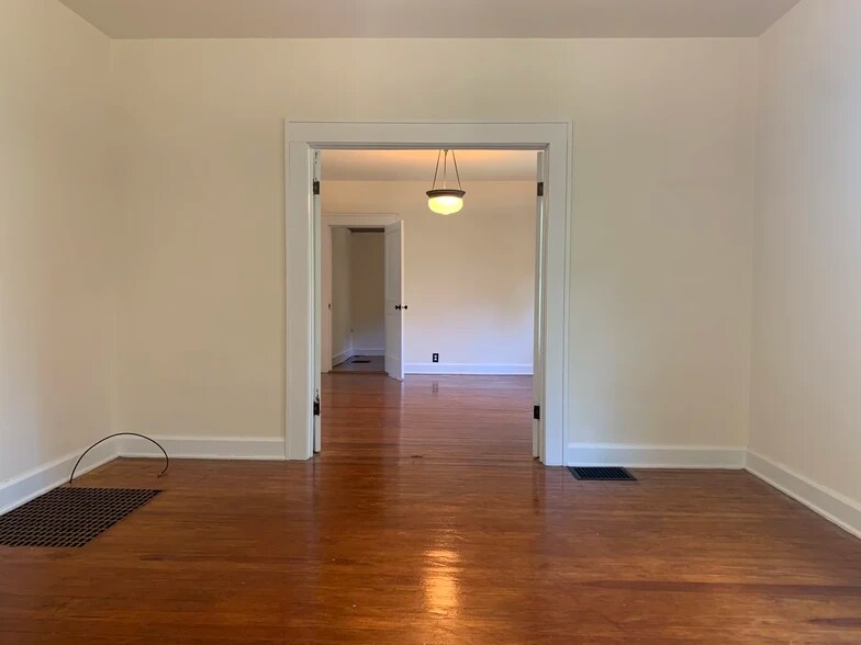 Building Photo - 705 S Park Ave