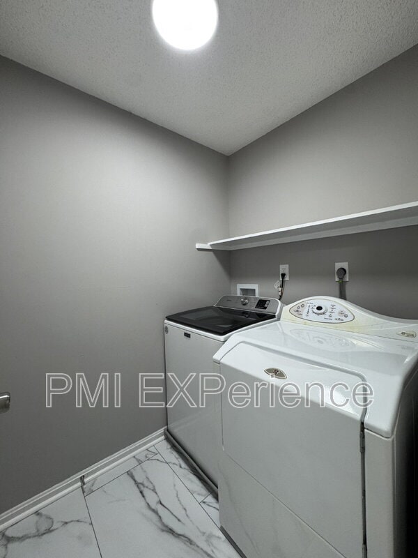 Building Photo - 2607 Camelback Ln