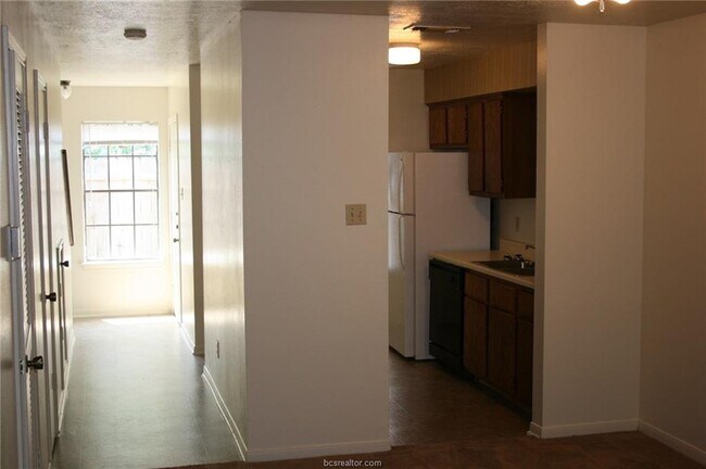 Building Photo - 1805 Woodsman Dr